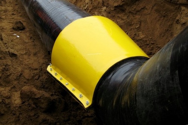 Защитное укрытие герметизирующей манжеты трубопровода