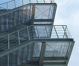 Ступени из сварного и прессованного решетчатого настила